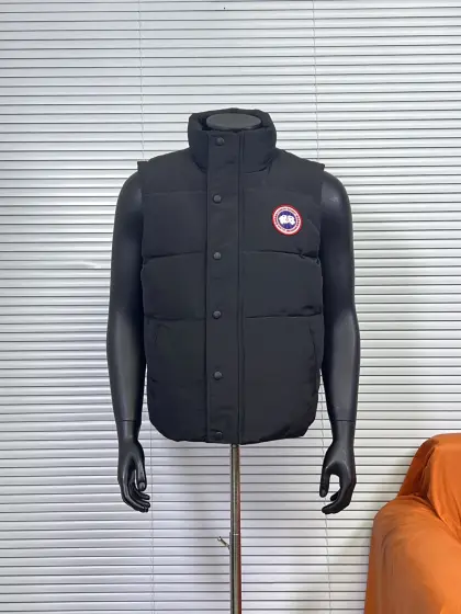 工厂 Canada Goose/加拿大鹅Garson羽绒马甲 (红标) 一直是被公认为最保暖的羽绒服,各种各路ins红人、网红、明星也时长穿他街拍.每年都有做Canada Goose,却依旧无法摆脱对大鹅的喜爱,再寒冷的多天都不需要怕,因为有大鹅!内填充90%白鸭绒,加拿大鹅是传说中最保暖的羽绒服,号称北极户外运动必备品!全球爆热第一的羽绒服,各大明星争相抢购,人手必备! 一2XL 颜色:黑色,深蓝,深灰,米白,纯白